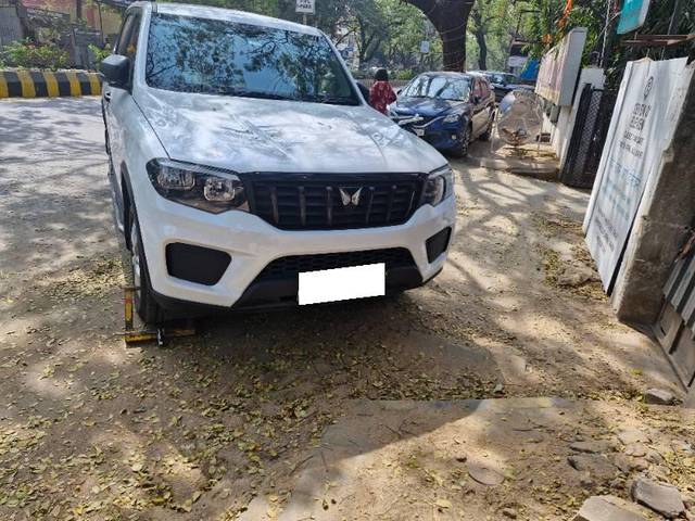 https://images10.gaadi.com/usedcar_image/4136684/original/processed_5cc336f8-e8eb-4df6-8630-d693c4830ac2.jpg?imwidth=6401