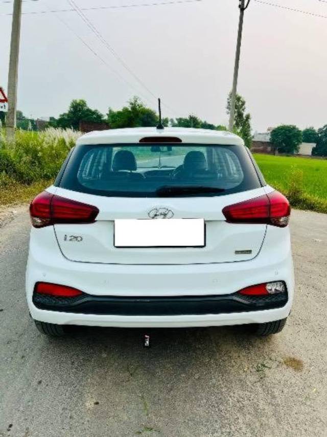 https://images10.gaadi.com/usedcar_image/4136811/original/processed_0ceb4086-04fc-4b33-9e0c-34b4e0368dc4.jpg?imwidth=6402