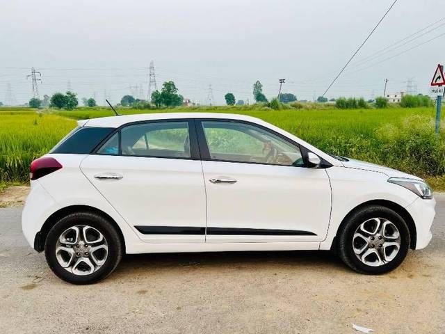 https://images10.gaadi.com/usedcar_image/4136811/original/processed_940f77b6-88d3-4806-b8d6-af2d1741c802.jpg?imwidth=6401