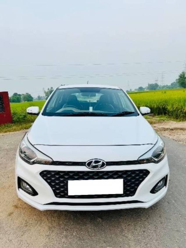 https://images10.gaadi.com/usedcar_image/4136811/original/processed_9613d630-9012-4f9c-b5d6-410b6e78d7a8.jpg?imwidth=6400