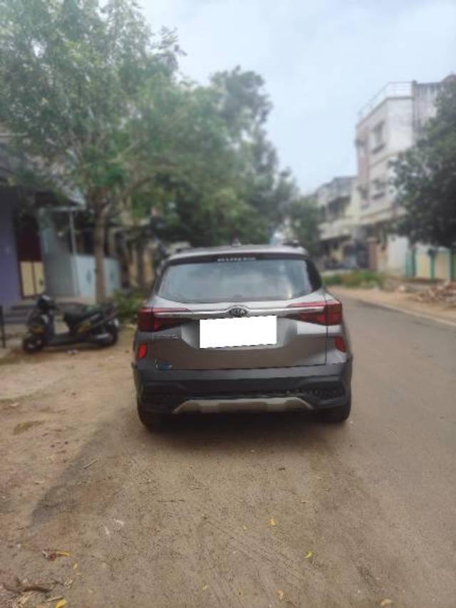 https://images10.gaadi.com/usedcar_image/4137391/original/processed_b81951f4-b283-4212-8a35-93c77af598ba.jpg?imwidth=6401