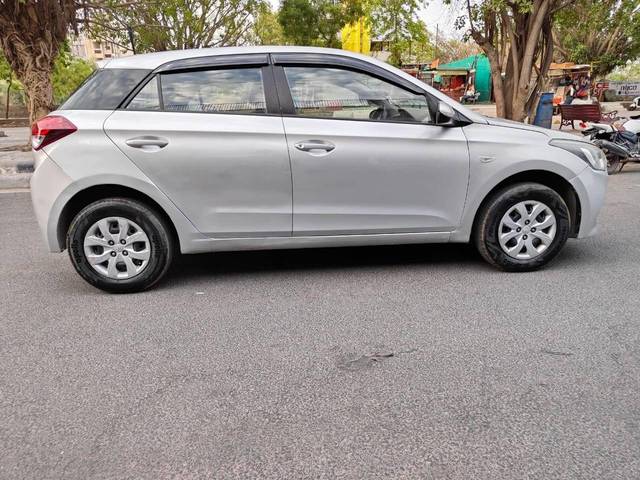 https://images10.gaadi.com/usedcar_image/4137481/original/processed_f1e5a3a055903b656e80845571cb5b50.jpeg?imwidth=6402