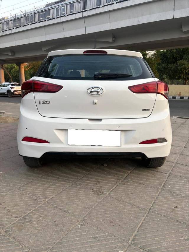 https://images10.gaadi.com/usedcar_image/4137551/original/processed_1522d4c29094a95d0221c8de4e6a4c9b.jpeg?imwidth=6402