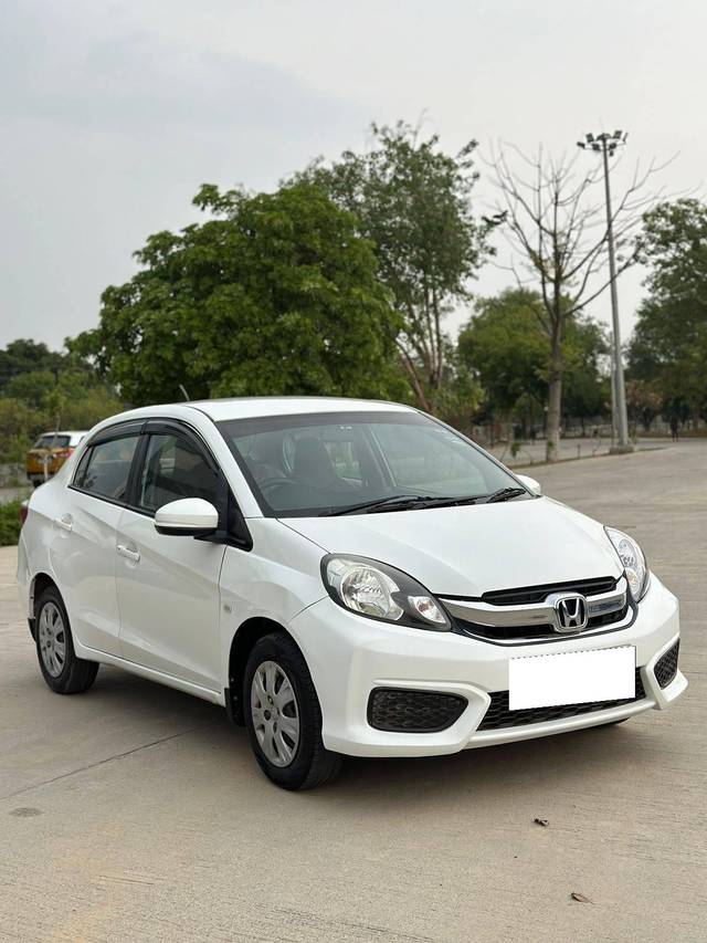 https://images10.gaadi.com/usedcar_image/4137603/original/processed_9ddb38e3a69eb44f356f2844b95082ee.jpg?imwidth=6400