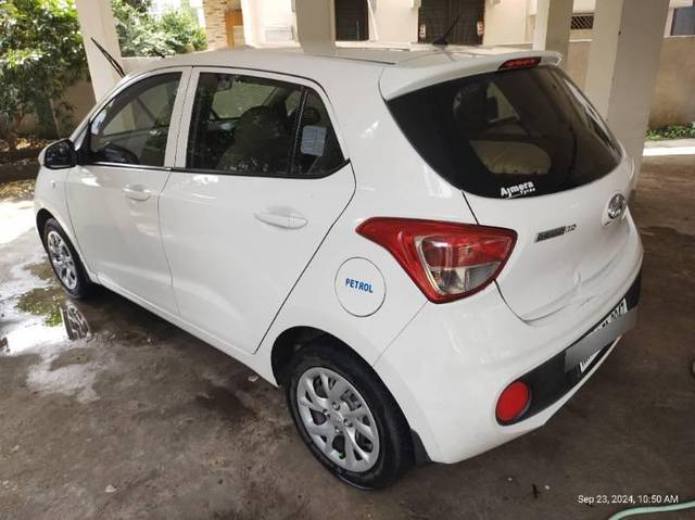 https://images10.gaadi.com/usedcar_image/4137941/original/processed_5b3fdbef-e02b-4e8e-a444-063dbb315a84.jpg?imwidth=6402