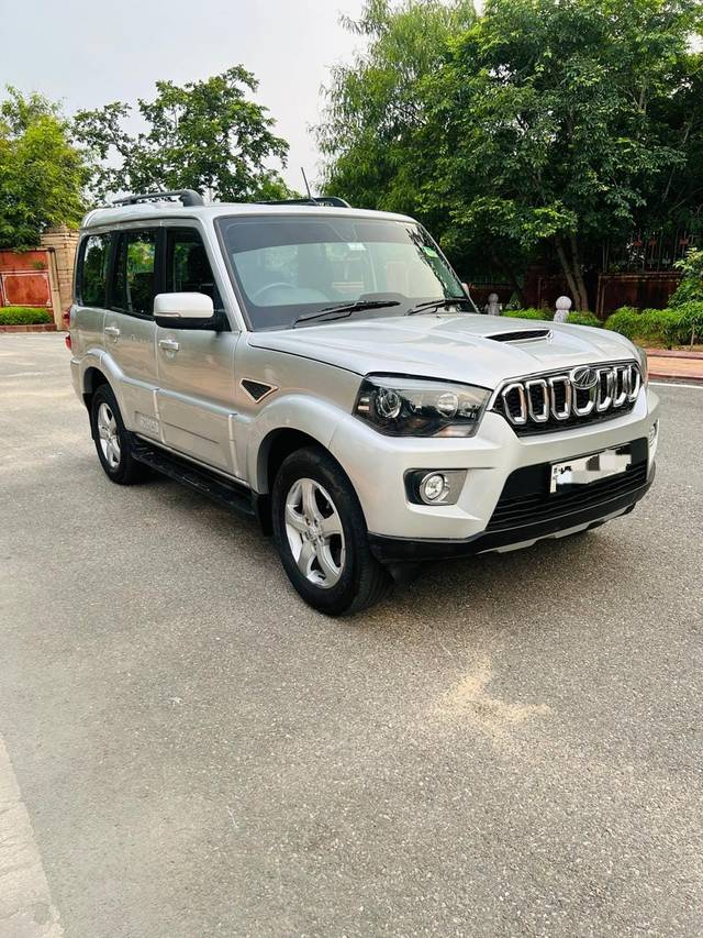 https://images10.gaadi.com/usedcar_image/4138123/original/8dd4a6b91fed6ccf7d175e3f9494c3f3.jpg?imwidth=6400