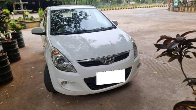 https://images10.gaadi.com/usedcar_image/4138189/original/processed_d9fdab39-7341-460d-aff2-e40b05c78304.jpg?imwidth=6402