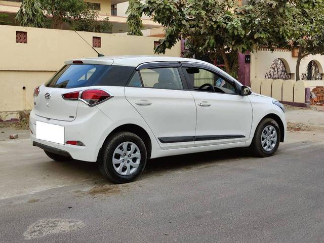 https://images10.gaadi.com/usedcar_image/4138846/original/processed_6051a55ad1aee9a022d2c6d0a6cd96ec.jpg?imwidth=6402