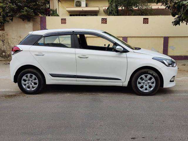 https://images10.gaadi.com/usedcar_image/4138846/original/processed_665d16db74fde2259964837abde07eba.jpg?imwidth=6401