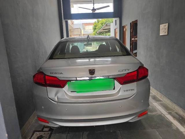 https://images10.gaadi.com/usedcar_image/4139860/original/processed_aa39501a-09e1-476b-a913-4e6a47abb026.jpg?imwidth=6402