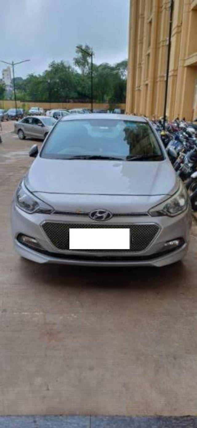 https://images10.gaadi.com/usedcar_image/4139937/original/processed_8c4a8a0b-5296-4cea-ae5c-d5df58fe1614.jpg?imwidth=6400