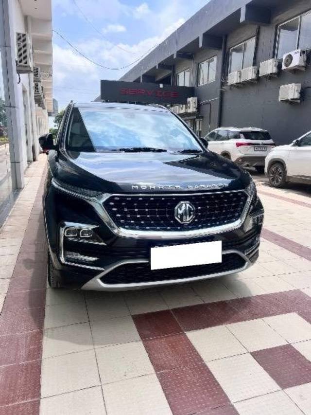 https://images10.gaadi.com/usedcar_image/4140228/original/processed_8734fef9-78c7-4e5b-a1e8-f7a4c2bbbf2c.jpg?imwidth=6401