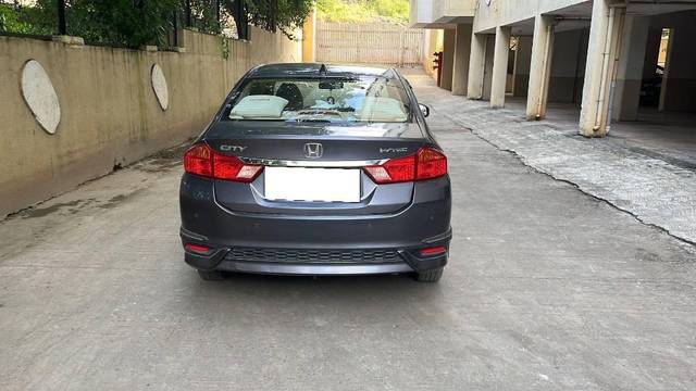 https://images10.gaadi.com/usedcar_image/4140230/original/processed_cce43277-78a2-4b71-bba3-603963cabb0a.jpg?imwidth=6402