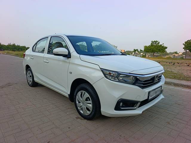 https://images10.gaadi.com/usedcar_image/4140306/original/processed_78f137a221a8589ff075128b6aa9bb5f.jpg?imwidth=6400