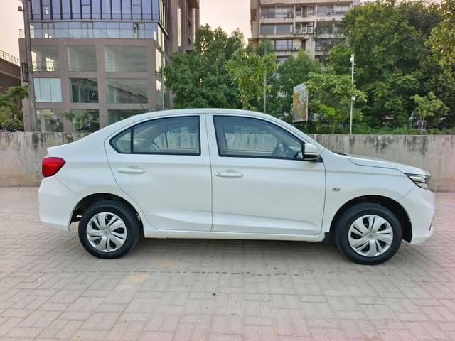 https://images10.gaadi.com/usedcar_image/4140306/original/processed_cd51ff820b794f619f79e2fbe1873ae7.jpg?imwidth=6401