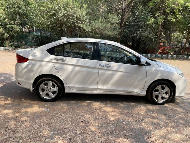 https://images10.gaadi.com/usedcar_image/4140824/original/6231745fc730837791ef83f7336b486c.jpg?imwidth=6401