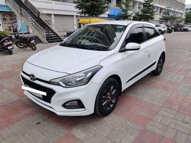 https://images10.gaadi.com/usedcar_image/4141126/original/processed_045f47fa1695a6903d28a24c05d40088.jpg?imwidth=6402