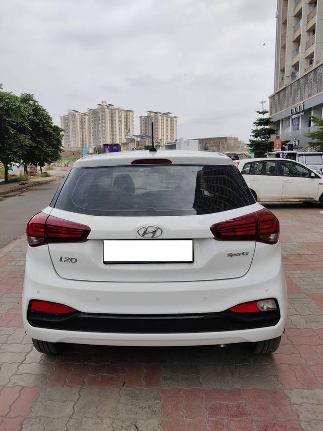 https://images10.gaadi.com/usedcar_image/4141126/original/processed_65a934095460c3a198914cfe6066a1a0.jpg?imwidth=6401