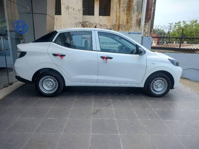 https://images10.gaadi.com/usedcar_image/4141813/original/processed_6126e09b-c191-43b9-88ff-d3f4c01d753a.jpg?imwidth=6400