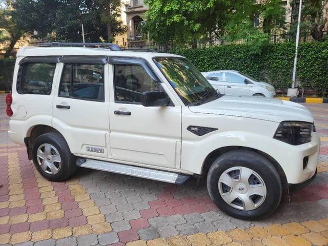 https://images10.gaadi.com/usedcar_image/4142257/original/processed_5e17fa85-e53c-4ceb-9860-c6388e4d8e32.jpg?imwidth=6401