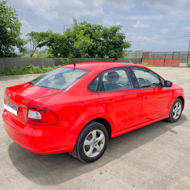 https://images10.gaadi.com/usedcar_image/4142262/original/processed_a078c7edad68749ad7e7fbe5d6438237.jpg?imwidth=6402