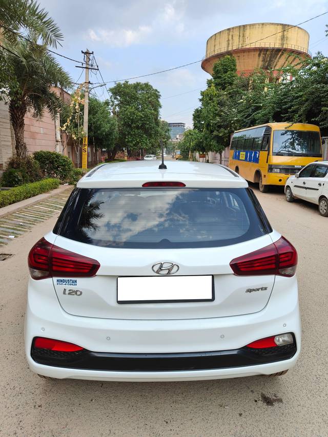 https://images10.gaadi.com/usedcar_image/4142560/original/processed_5594ddd0920272dd72ef5c852fc35c38.jpg?imwidth=6402