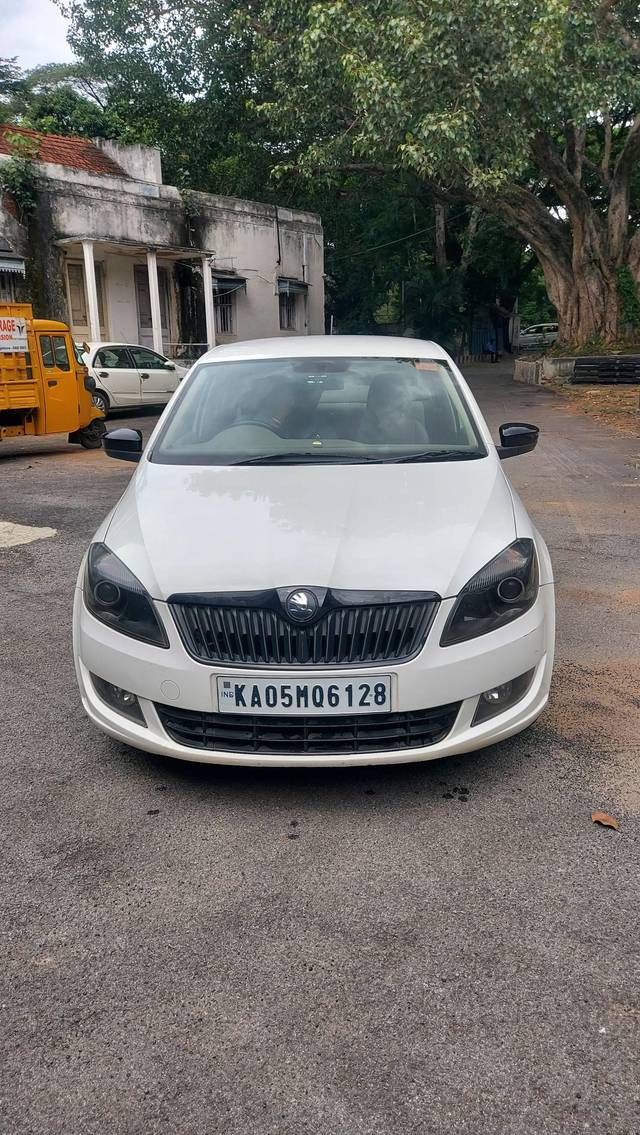 https://images10.gaadi.com/usedcar_image/4142563/original/processed_e618a28b1570e53c9ce0e548be8b5142.jpg?imwidth=6402