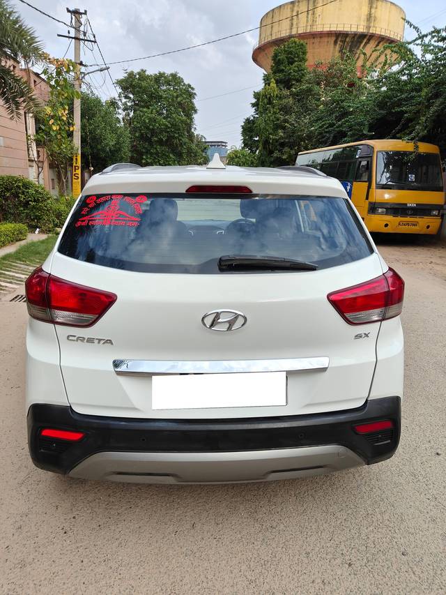 https://images10.gaadi.com/usedcar_image/4142578/original/processed_23d79d7df3d87ffc52aebe2543e29726.jpg?imwidth=6402