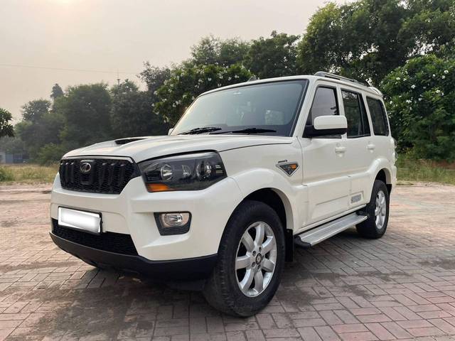 https://images10.gaadi.com/usedcar_image/4142618/original/processed_ee6b64968c37132bad93dcc5d533a3fa.jpg?imwidth=6402