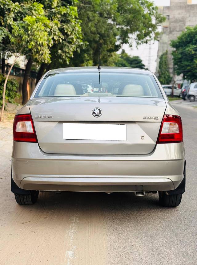 https://images10.gaadi.com/usedcar_image/4142735/original/processed_3a9479e6e6c4d28b36e4f5e9e58e7b86.jpeg?imwidth=6402