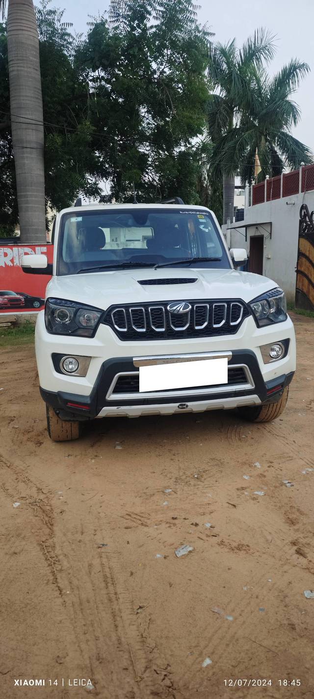 https://images10.gaadi.com/usedcar_image/4142738/original/processed_0a4edddbf8a19d14850e67c3b1bcc0c4.jpg?imwidth=6400