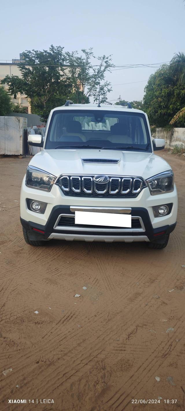 https://images10.gaadi.com/usedcar_image/4142743/original/processed_a9dae3f1dc7c319e18940f6eaecc1b79.jpg?imwidth=6402