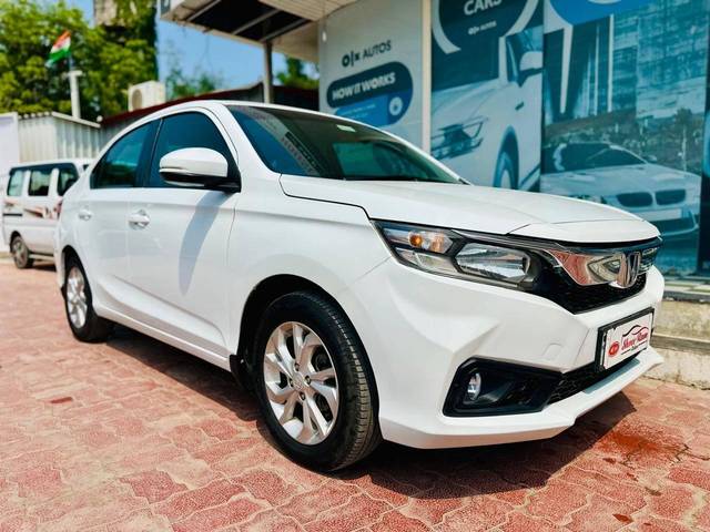 https://images10.gaadi.com/usedcar_image/4142790/original/processed_ae7f968be91cb6f5f0b3fdde19546778.jpg?imwidth=6400