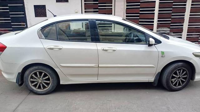 https://images10.gaadi.com/usedcar_image/4142994/original/processed_b9762908-b2d5-4737-a229-d428424836ef.jpg?imwidth=6401