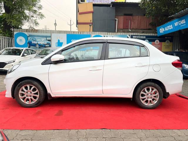 https://images10.gaadi.com/usedcar_image/4143232/original/processed_9c02d9c41c2613267433e6b9d5ffd039.jpg?imwidth=6402