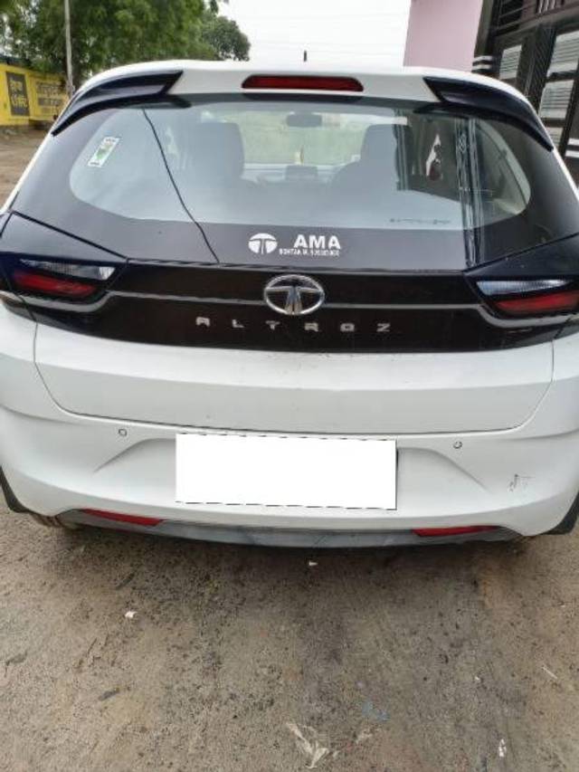 https://images10.gaadi.com/usedcar_image/4143481/original/processed_58aa7c83-133e-42a0-a024-404613eaf05d.jpg?imwidth=6400