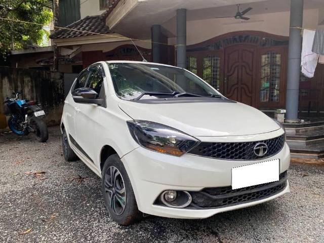 https://images10.gaadi.com/usedcar_image/4143714/original/processed_dca73ce9-ba79-4be3-95f2-255543a21738.jpg?imwidth=6400