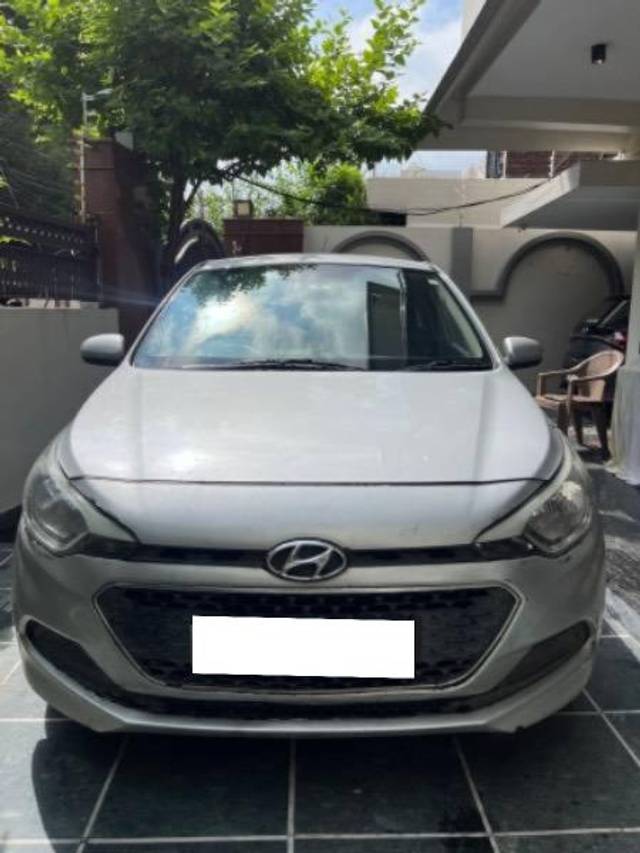 https://images10.gaadi.com/usedcar_image/4143762/original/processed_fd52b31f-effb-40fe-9983-7d96e22cf2b0.jpg?imwidth=6400