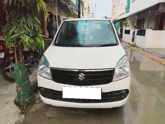 https://images10.gaadi.com/usedcar_image/4143914/original/processed_e3e353e8-4a95-450f-b131-ae0247daaf23.jpg?imwidth=6400