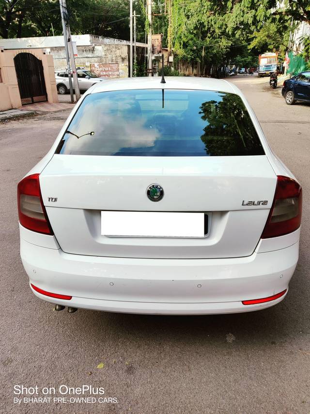 https://images10.gaadi.com/usedcar_image/4144591/original/processed_138bdfd2a67377503fa423ef8159b610.jpg?imwidth=6401