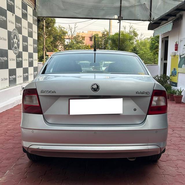 https://images10.gaadi.com/usedcar_image/4145084/original/processed_6f4eab0324c08c25a1c474d71cda36cc.jpeg?imwidth=6402