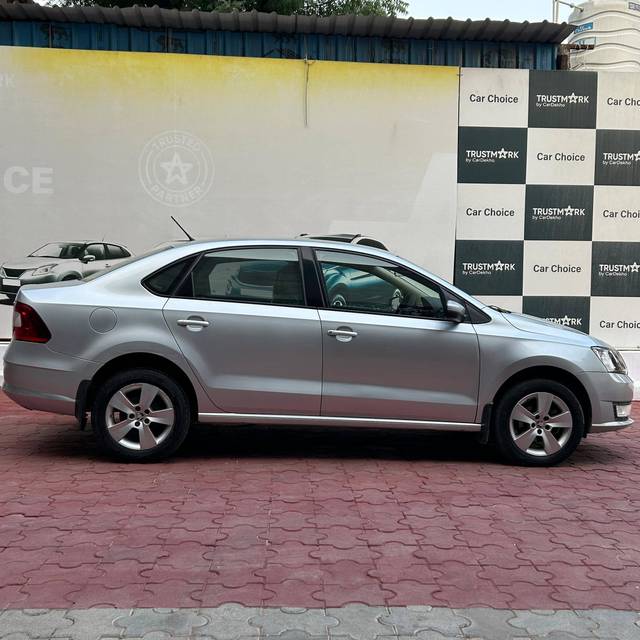 https://images10.gaadi.com/usedcar_image/4145084/original/processed_852aed5dbb1431fad728c0882e7ff9e1.jpeg?imwidth=6401