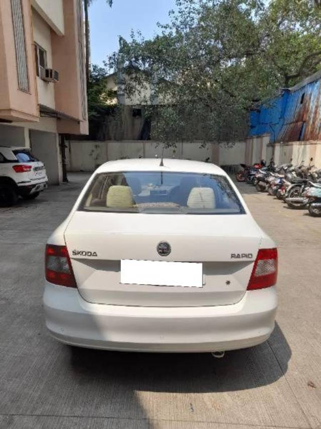 https://images10.gaadi.com/usedcar_image/4145536/original/processed_aac3eb3a-3737-4e3d-82b4-aed5e92cfb4a.jpg?imwidth=6401