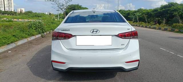 https://images10.gaadi.com/usedcar_image/4145975/original/processed_26f1ec8f99a029c4ea2d0a9590b15228.jpg?imwidth=6402