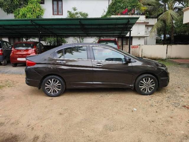 https://images10.gaadi.com/usedcar_image/4146017/original/processed_d7aa16a9-b8c3-4c8c-8e0c-58c561f0b489.jpg?imwidth=6400