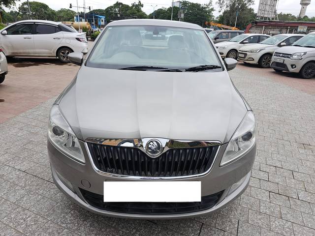 https://images10.gaadi.com/usedcar_image/4146078/original/processed_b2449ba6fbdf526218927b759f2234ea.jpg?imwidth=6402