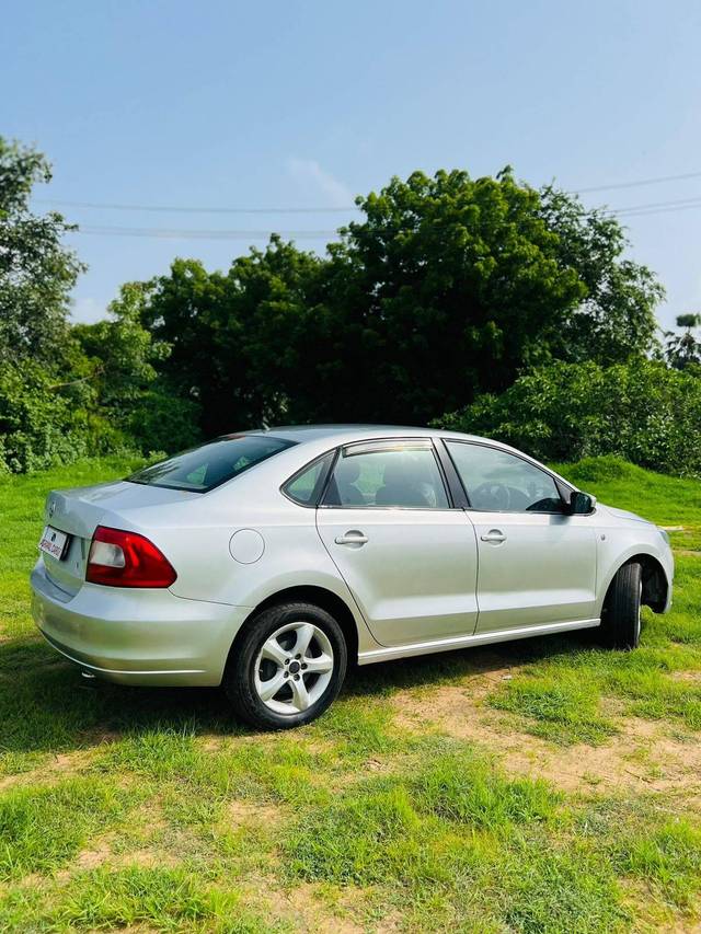 https://images10.gaadi.com/usedcar_image/4147706/original/processed_9b7c4086dd78a51e37cec5d770243164.jpeg?imwidth=6401