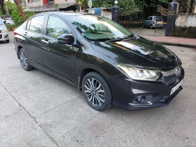 https://images10.gaadi.com/usedcar_image/4147793/original/processed_fe0e500ae2872fb0f4ca4b858eadba57.jpg?imwidth=6400