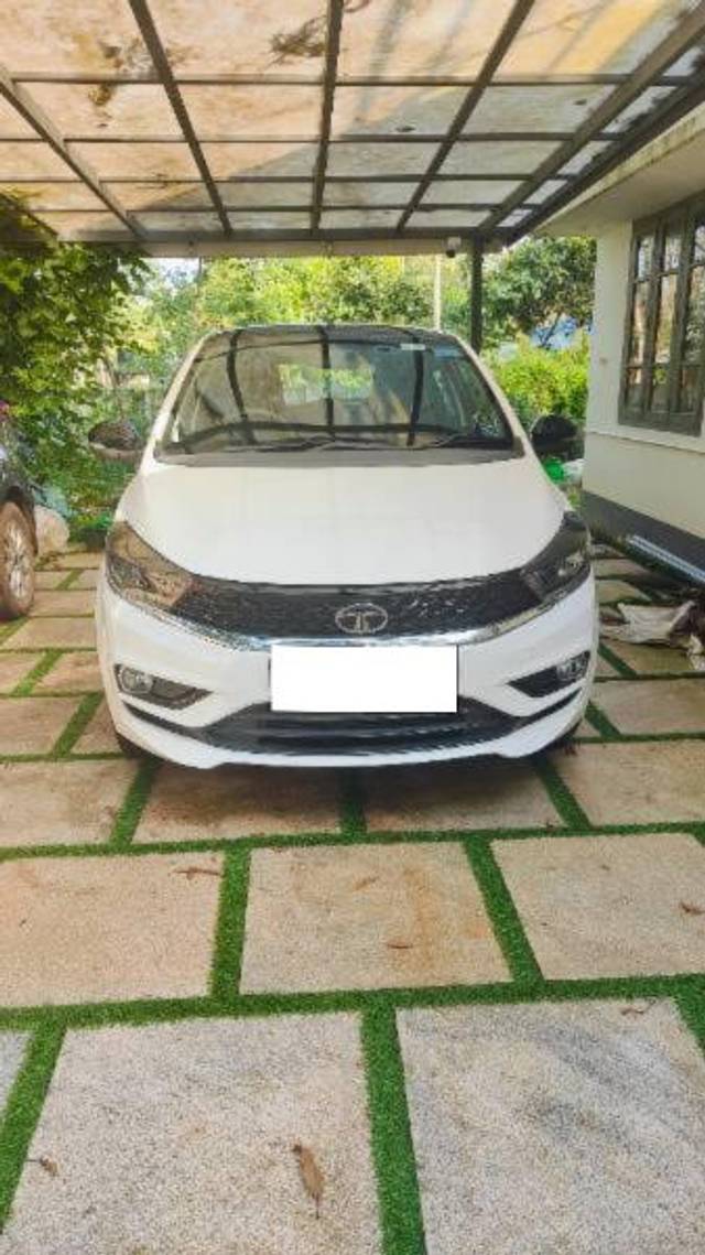 https://images10.gaadi.com/usedcar_image/4147954/original/processed_878beda5-a51d-4872-b418-917e1073512d.jpg?imwidth=6402