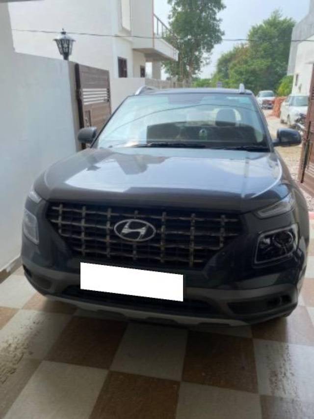 https://images10.gaadi.com/usedcar_image/4148068/original/processed_1a2cb400-0c6c-4b69-8fd9-d41c256b8d4f.jpeg?imwidth=6402